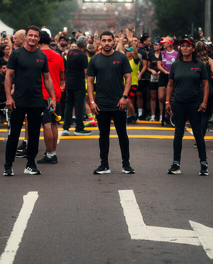 Equipe Thomé e Santos na pista, antes da largada da Furacão Runners 2024