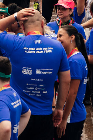 Corredores com a camiseta oficial da The Hardest Run na área de concentração