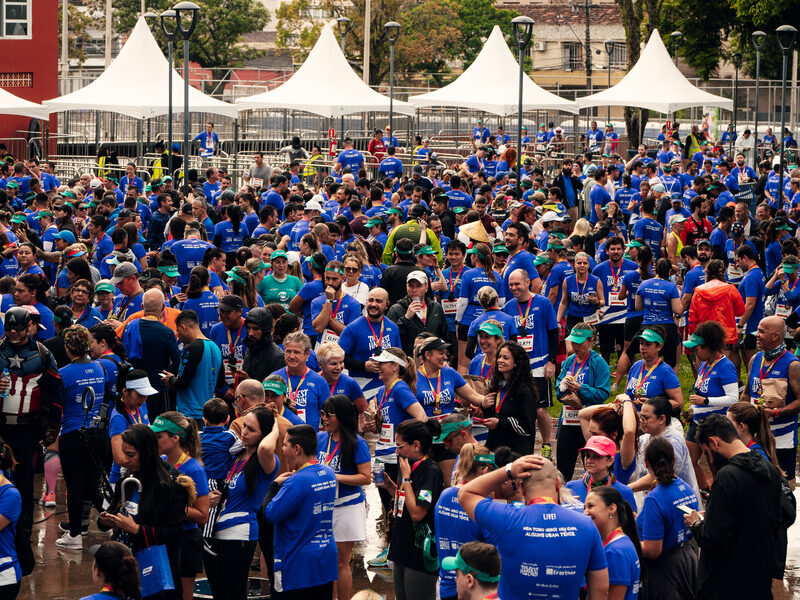 Atletas concentrados na Praça Nossa Senhora de Salete antes da largada da The Hardest Run